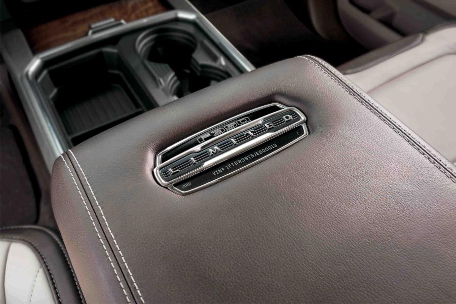 Детали интерьера Ford F-450 Limited Super Duty 2017 года  (фото 13 из 16)